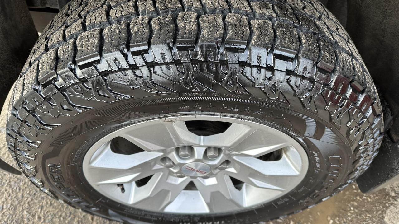 2015 GMC Canyon SLE, 4X4, WELL MAINTAINED, 4 CYLINDER, CERTIFIED Photo