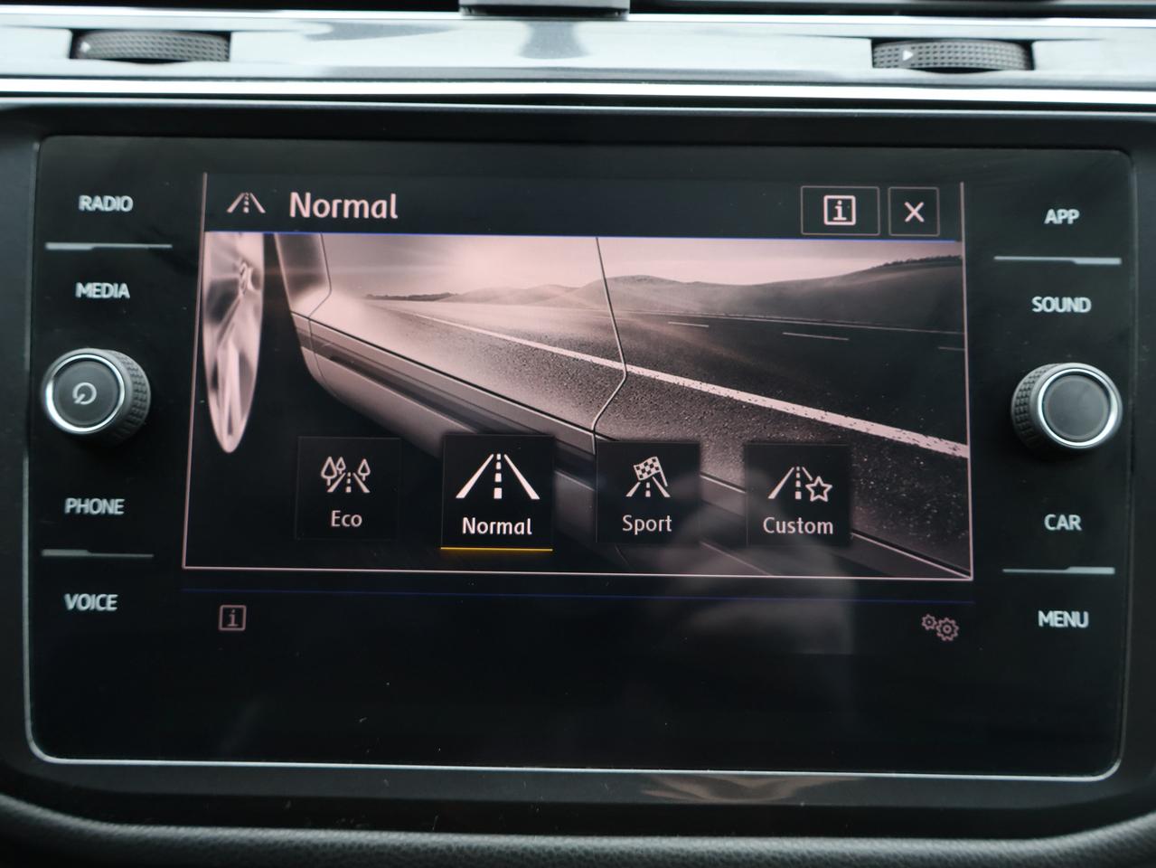 2018 Volkswagen Tiguan TRENDLINE AWD CERTIFIED *ACCIDENT FREE* CAMERA BLUETOOTH HEATED SEATS CRUISE ALLOYS Photo