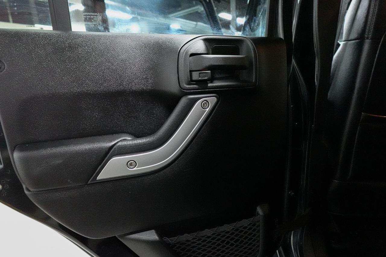 2012 Jeep Wrangler 4WD 4DR SAHARA - NAV, REMOTE START, HEATED SEATS Photo