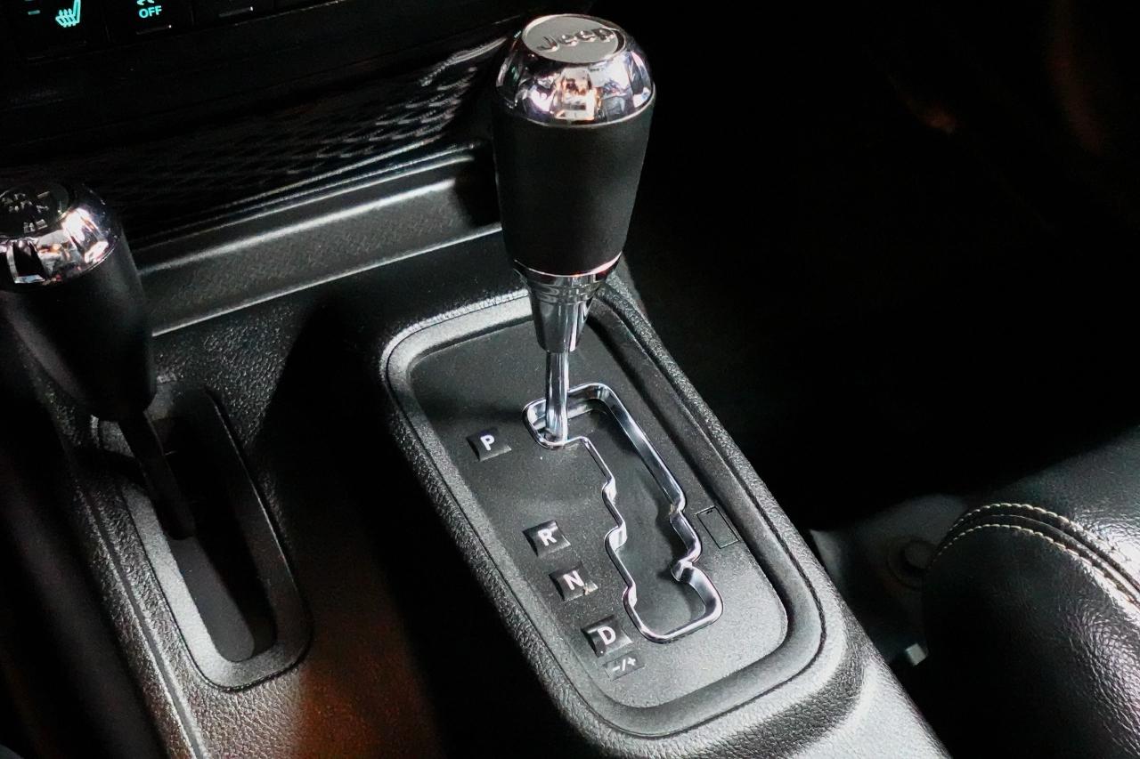 2012 Jeep Wrangler 4WD 4DR SAHARA - NAV, REMOTE START, HEATED SEATS Photo