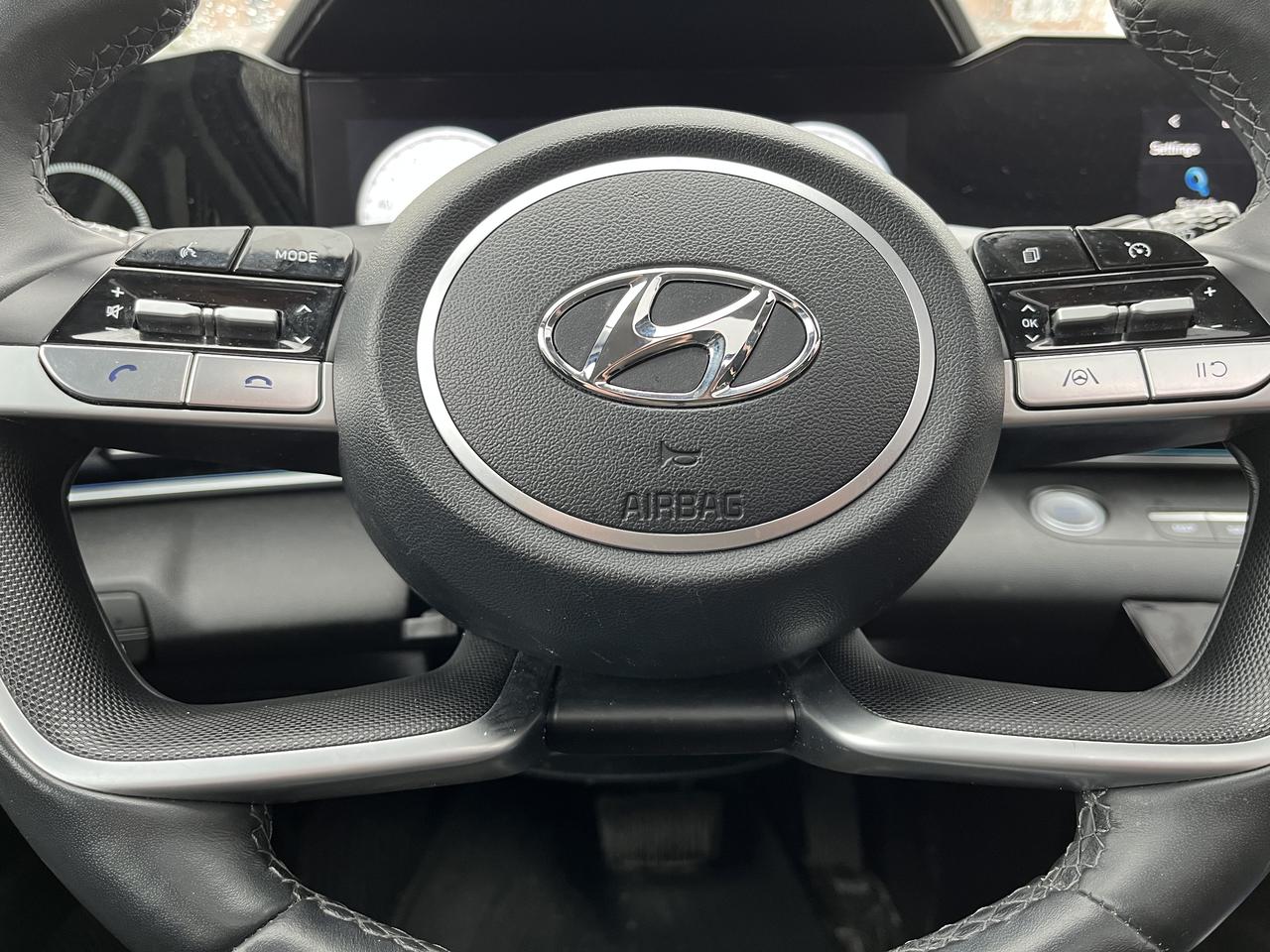 2023 Hyundai Elantra PREFERRED -MOONROOF-1 LOCAL FEMALE OWNER!!! NON SMOKER! Photo