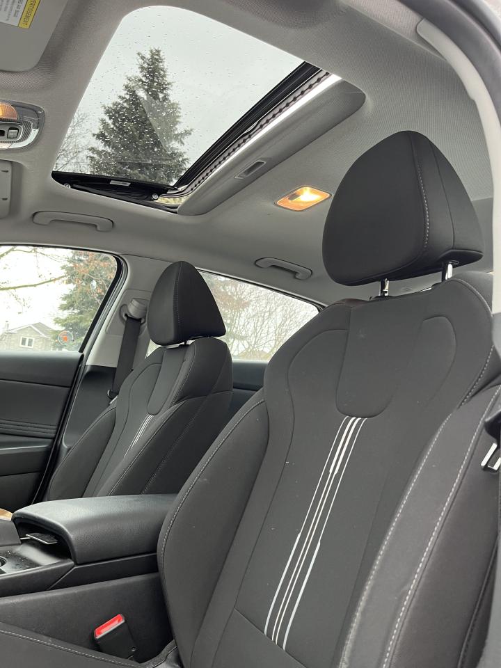 2023 Hyundai Elantra PREFERRED -MOONROOF-1 LOCAL FEMALE OWNER!!! NON SMOKER! Photo