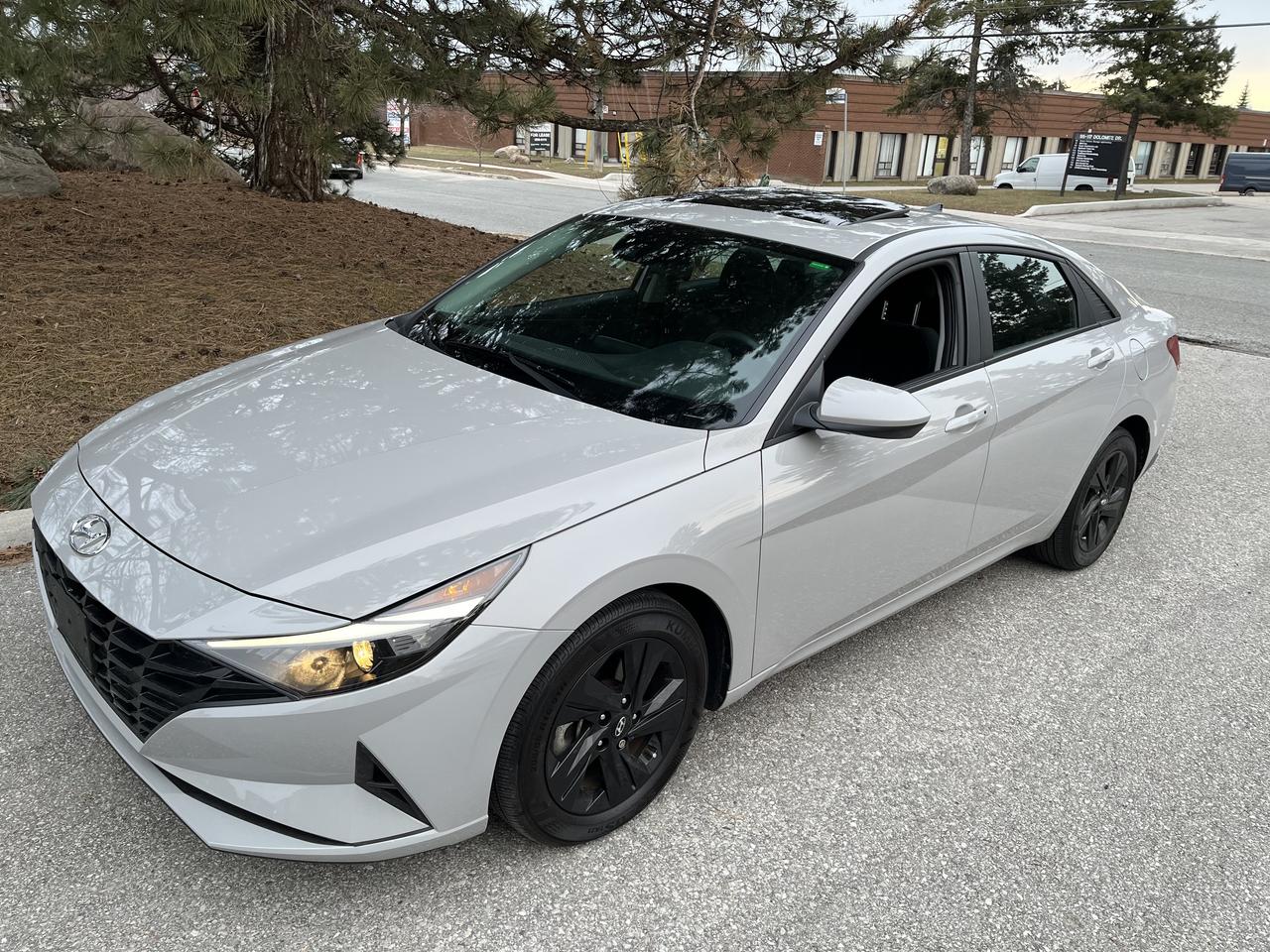 2023 Hyundai Elantra PREFERRED - GPS/NAVIGATION-MOONROOF-1 LOCAL FEMALE OWNER!!! NON SMOKER! ONLY 39,821 KMS!! Photo