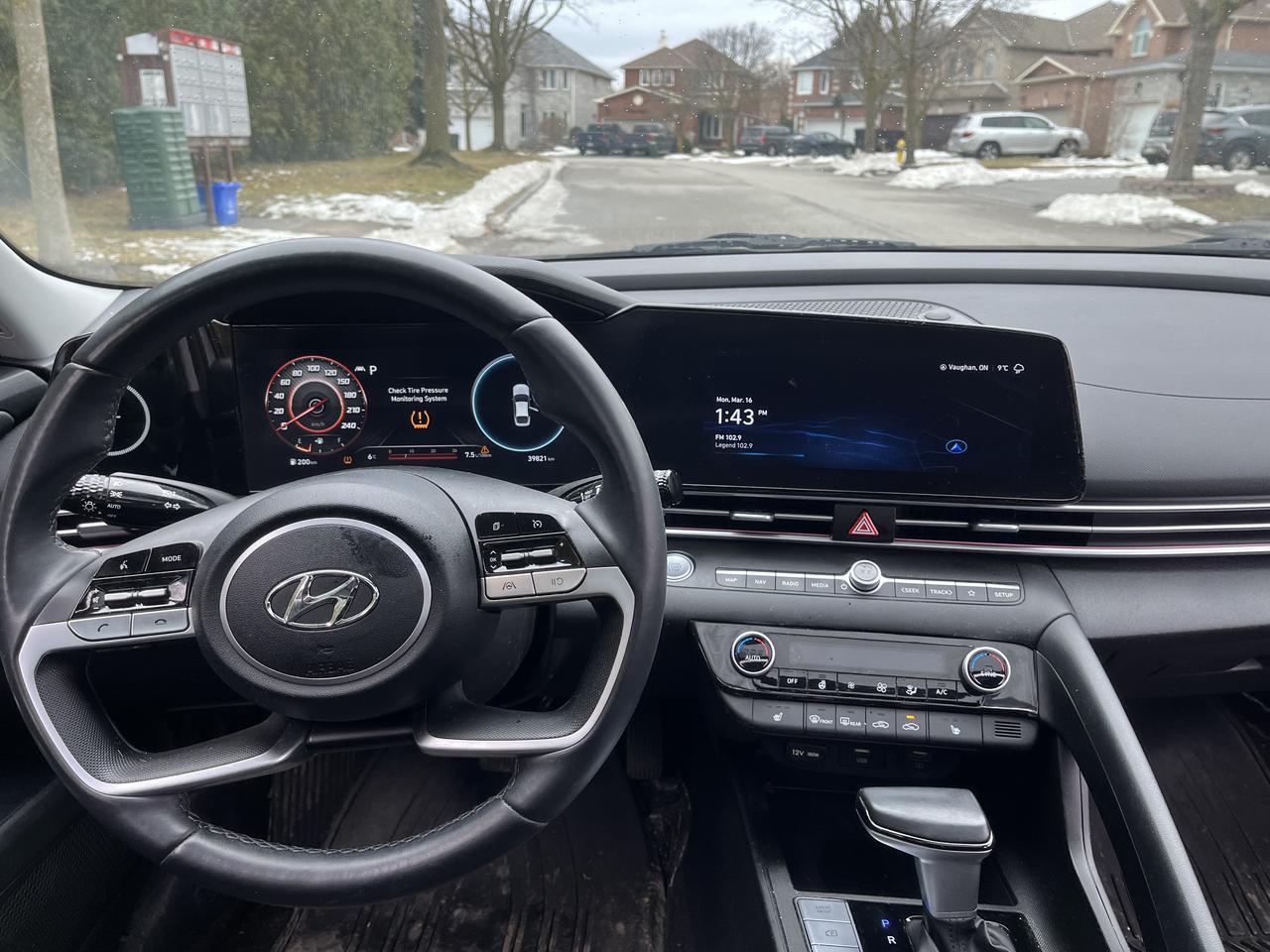 2023 Hyundai Elantra PREFERRED - GPS/NAVIGATION-MOONROOF-1 LOCAL FEMALE OWNER!!! NON SMOKER! ONLY 39,821 KMS!! Photo