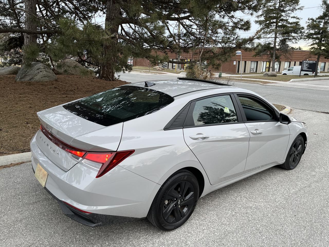 2023 Hyundai Elantra PREFERRED - GPS/NAVIGATION-MOONROOF-1 LOCAL FEMALE OWNER!!! NON SMOKER! ONLY 39,821 KMS!! Photo2