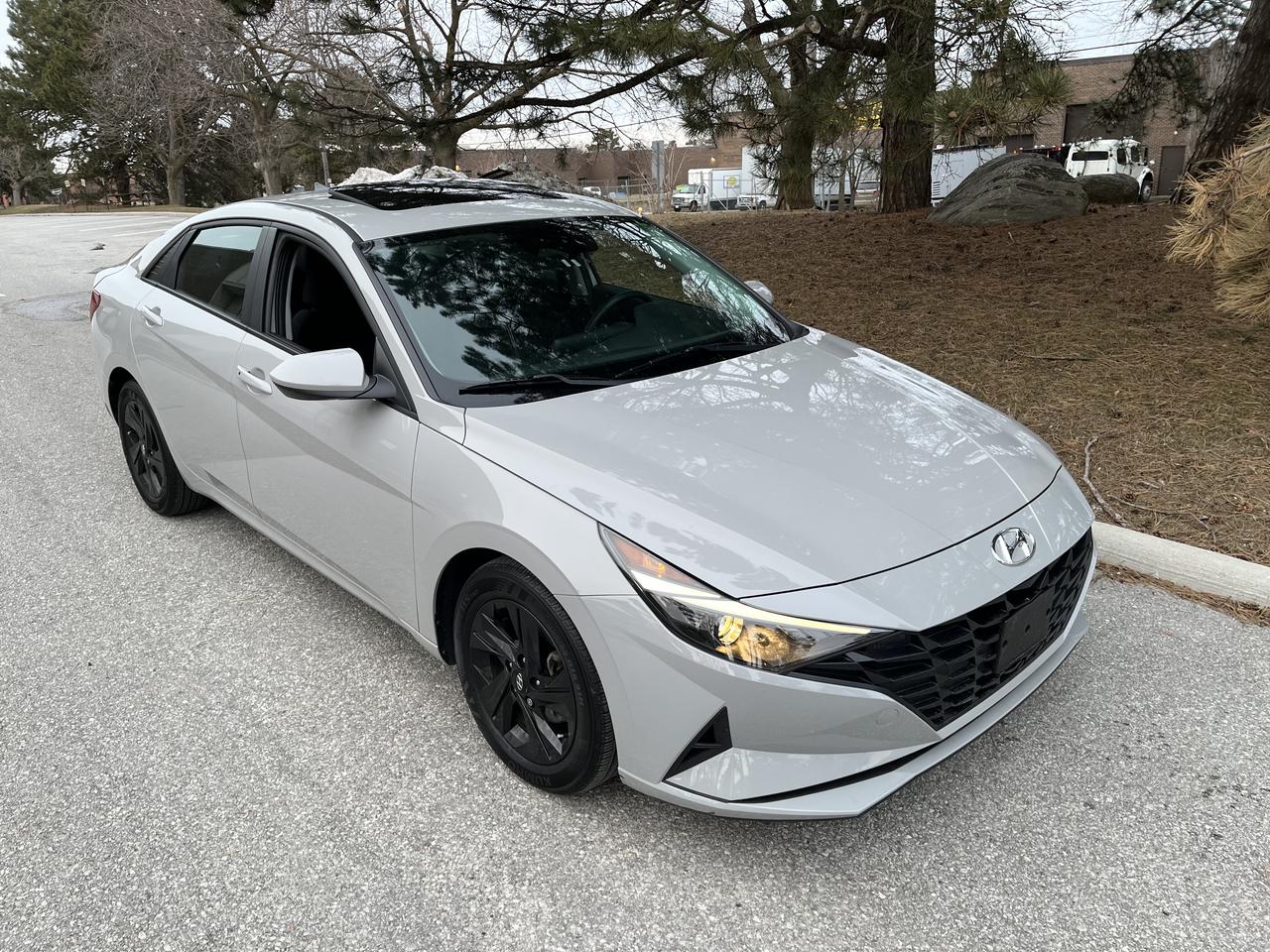 2023 Hyundai Elantra PREFERRED - GPS/NAVIGATION-MOONROOF-1 LOCAL FEMALE OWNER!!! NON SMOKER! ONLY 39,821 KMS!! Photo