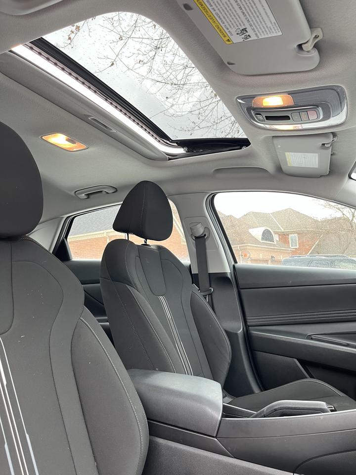 2023 Hyundai Elantra PREFERRED - GPS/NAVIGATION-MOONROOF-1 LOCAL FEMALE OWNER!!! NON SMOKER! ONLY 39,821 KMS!! Photo