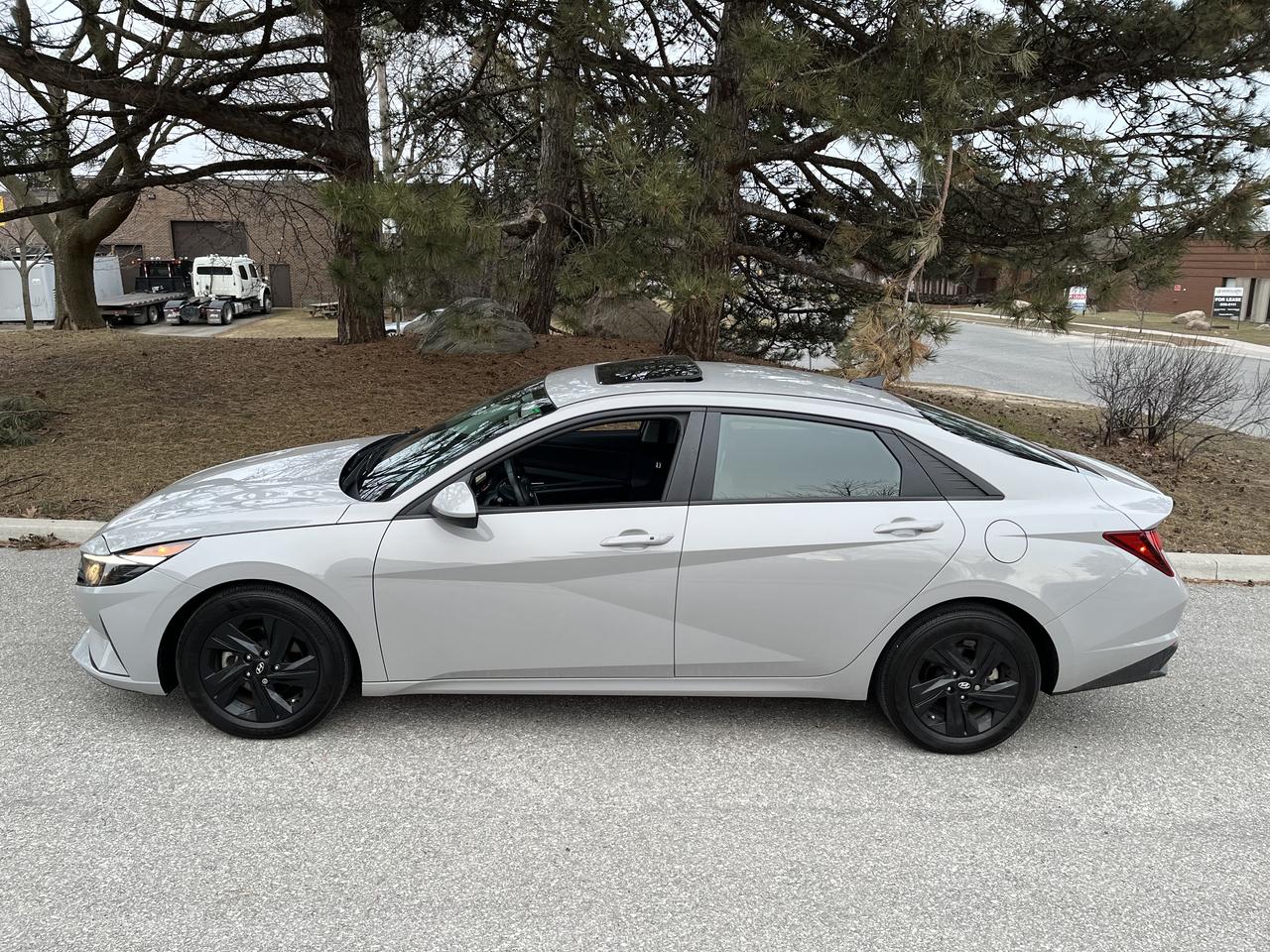 2023 Hyundai Elantra PREFERRED - GPS/NAVIGATION-MOONROOF-1 LOCAL FEMALE OWNER!!! NON SMOKER! ONLY 39,821 KMS!! Photo3
