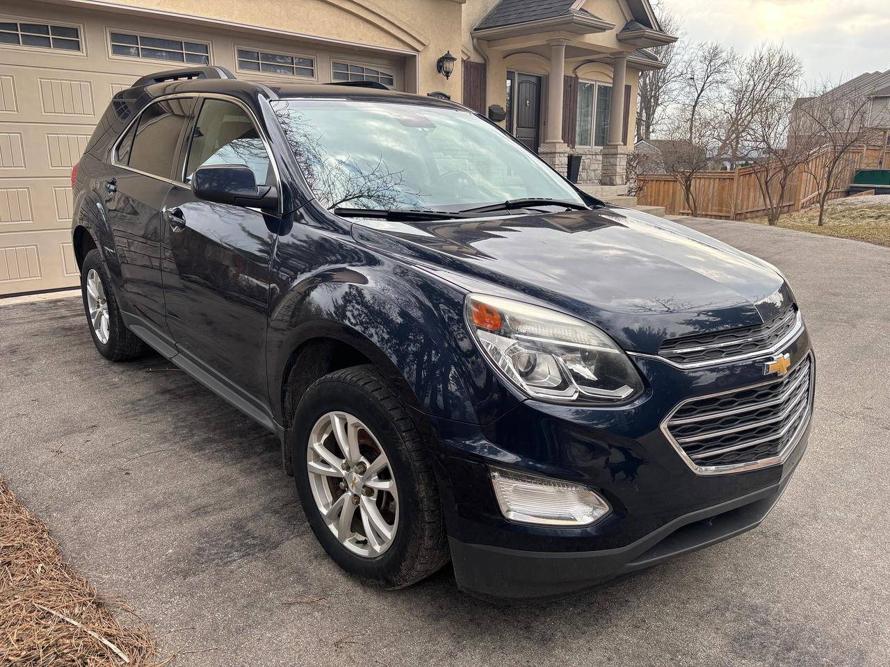 2017 Chevrolet Equinox LT Photo2