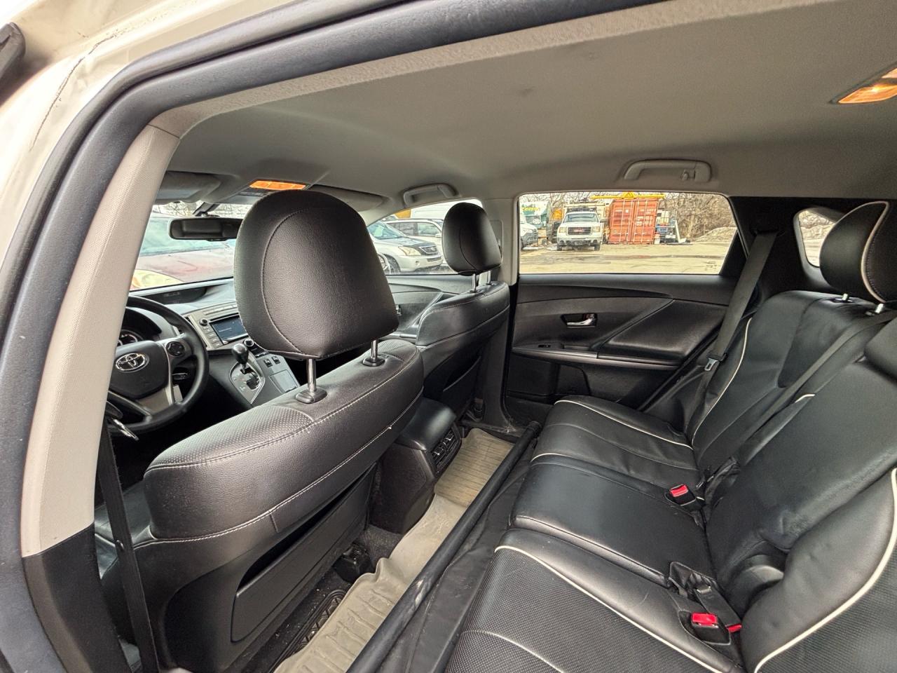 2015 Toyota Venza V6 AWD LE, Leather Photo