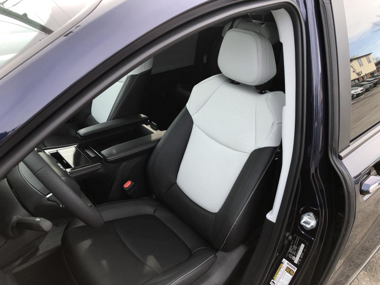 2026 Toyota Sienna XSE 7-Passenger LIKE NEW!!  ONLY 570KMS!!  SOFTEX, Photo