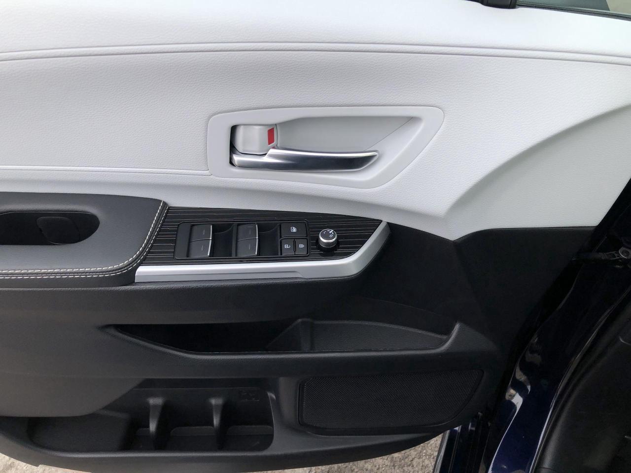 2026 Toyota Sienna XSE 7-Passenger LIKE NEW!!  ONLY 570KMS!!  SOFTEX, Photo