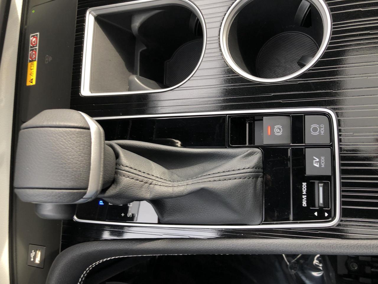 2026 Toyota Sienna XSE 7-Passenger LIKE NEW!!  ONLY 570KMS!!  SOFTEX, Photo