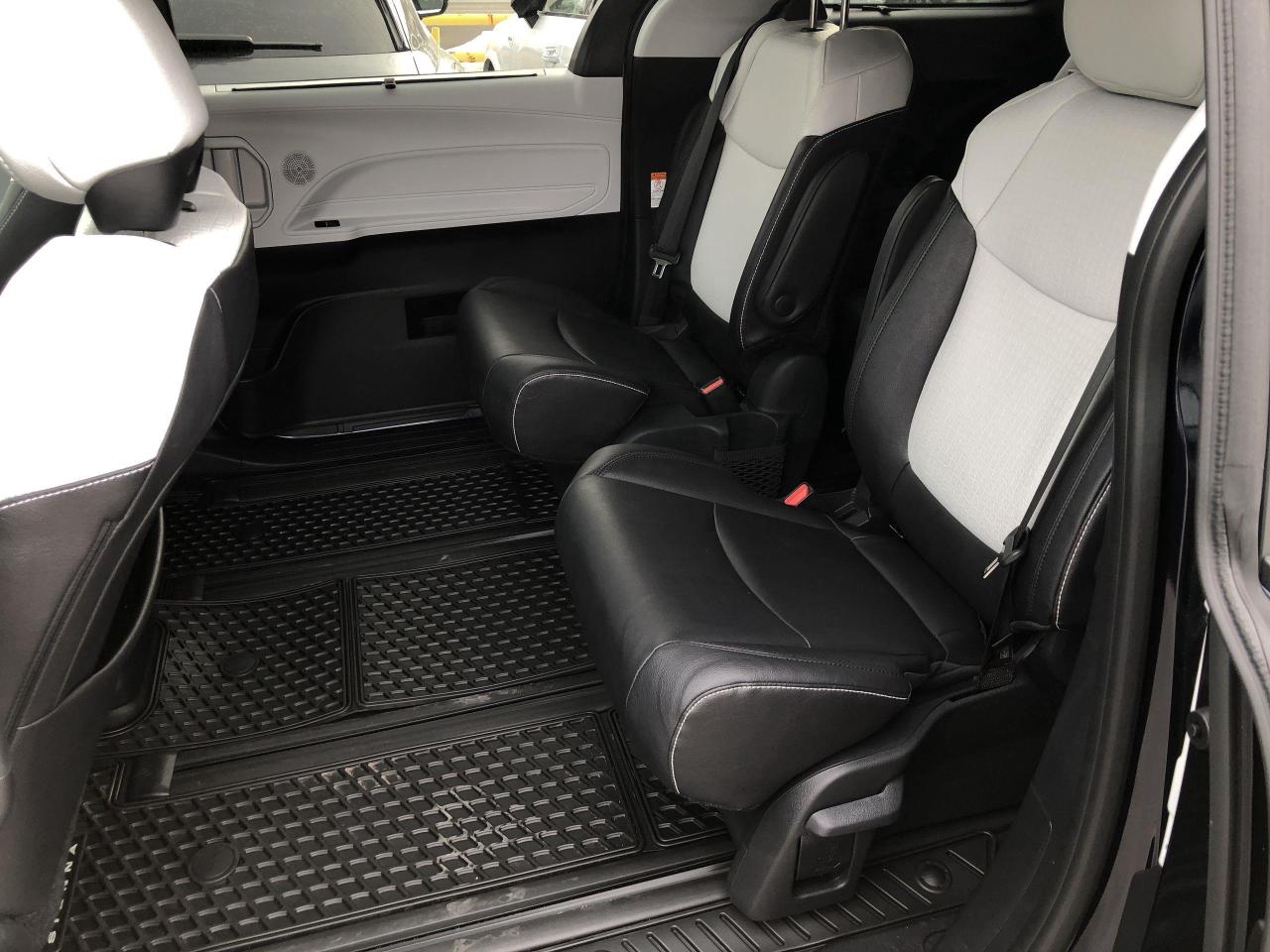 2026 Toyota Sienna XSE 7-Passenger LIKE NEW!!  ONLY 570KMS!!  SOFTEX, Photo