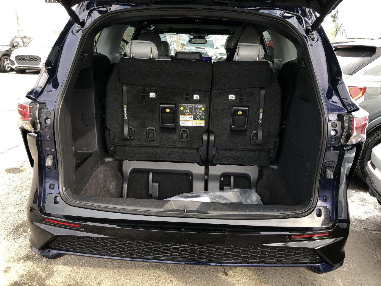 2026 Toyota Sienna XSE 7-Passenger LIKE NEW!!  ONLY 570KMS!!  SOFTEX, Photo