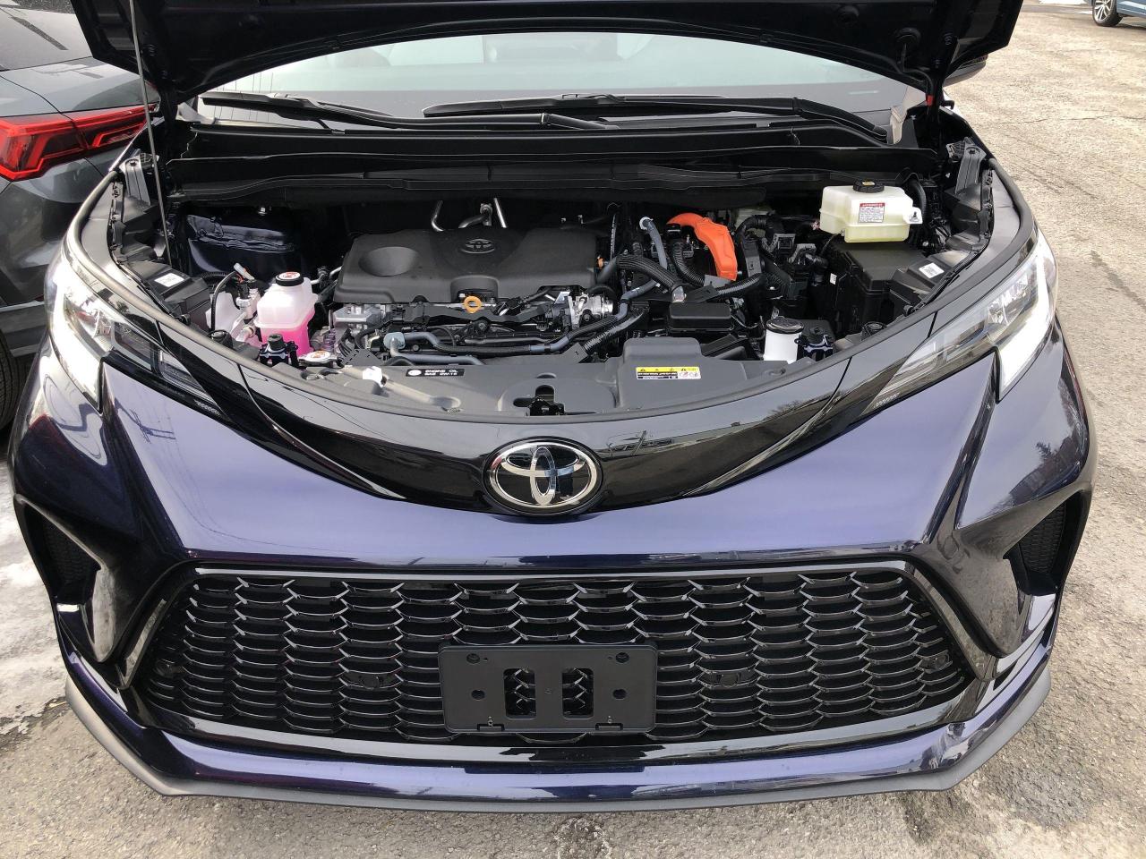 2026 Toyota Sienna XSE 7-Passenger LIKE NEW!!  ONLY 570KMS!!  SOFTEX, Photo