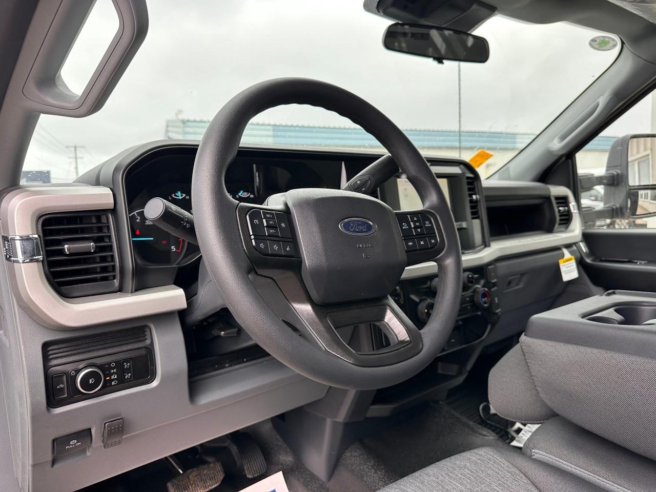 2026 Ford F-550 Super Duty DRW XL 4WD REG CAB 169" WB 84" CA Photo