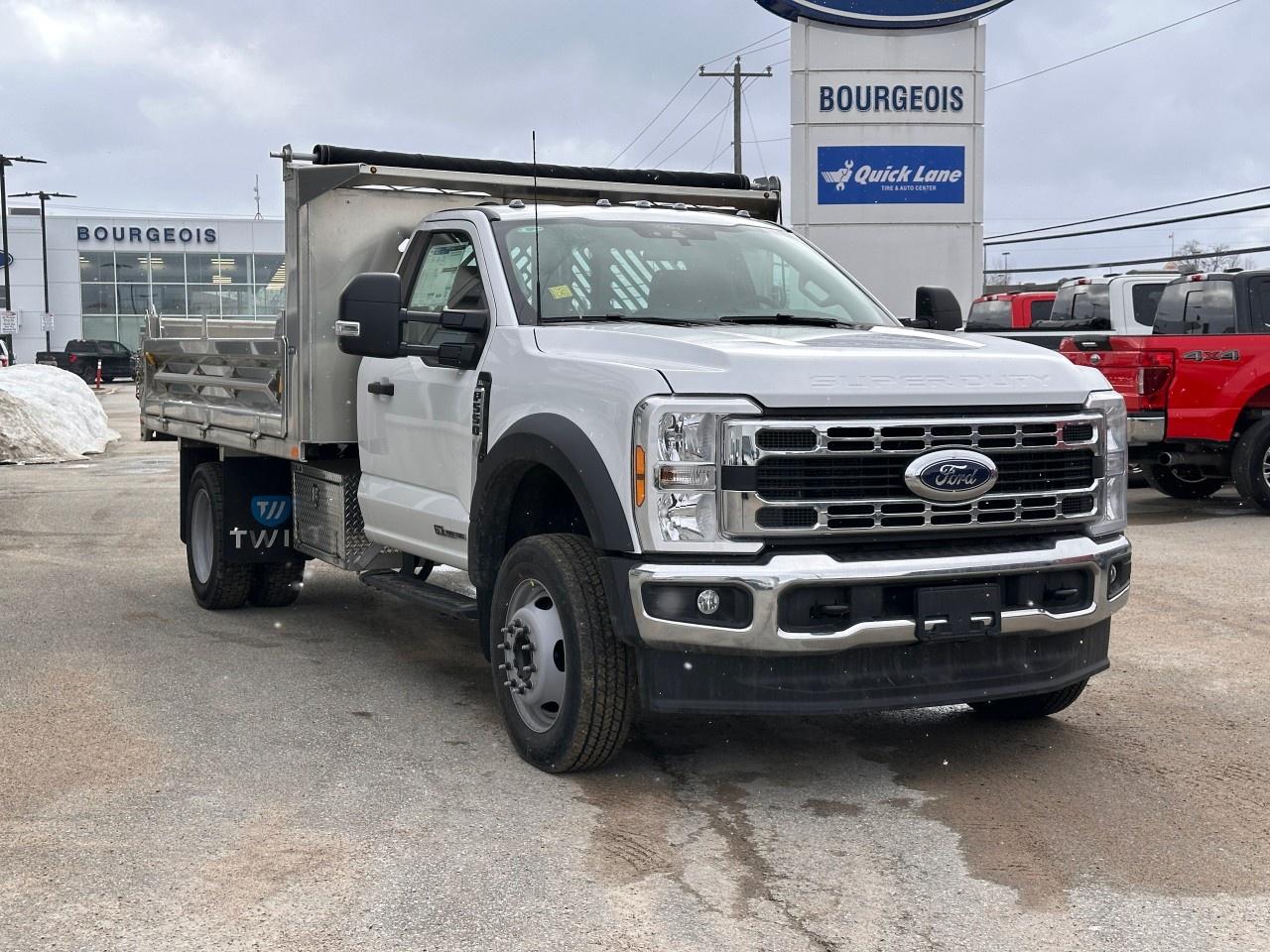 2026 Ford F-550 Super Duty DRW XL 4WD REG CAB 169" WB 84" CA Photo3