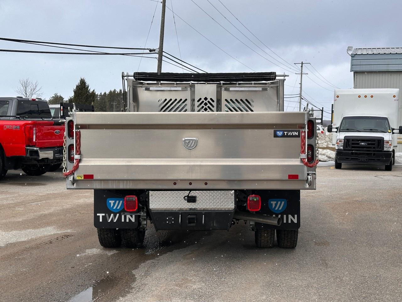 2026 Ford F-550 Super Duty DRW XL 4WD REG CAB 169" WB 84" CA Photo