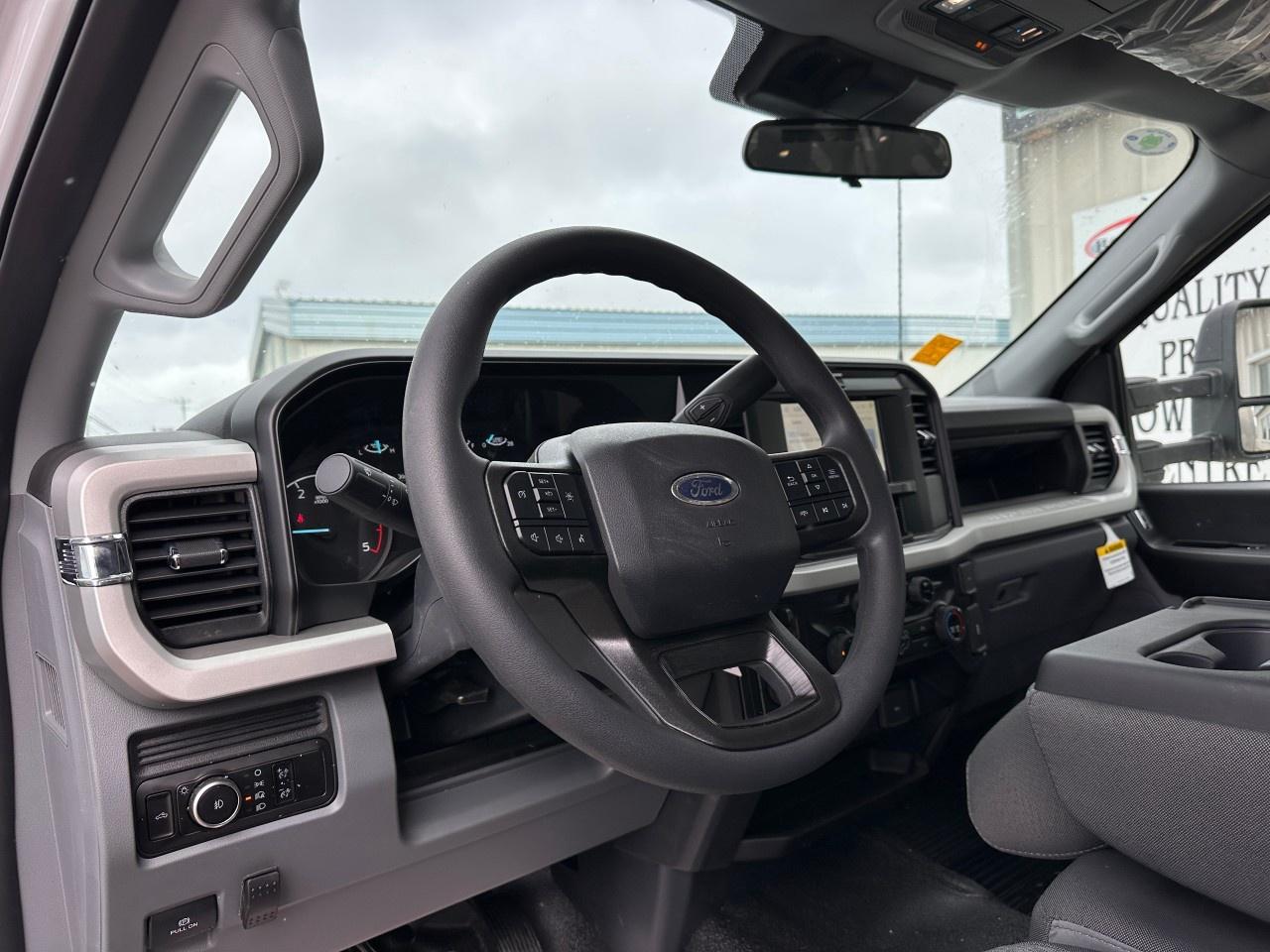 2026 Ford F-550 Super Duty DRW XL 4WD REG CAB 169" WB 84" CA Photo