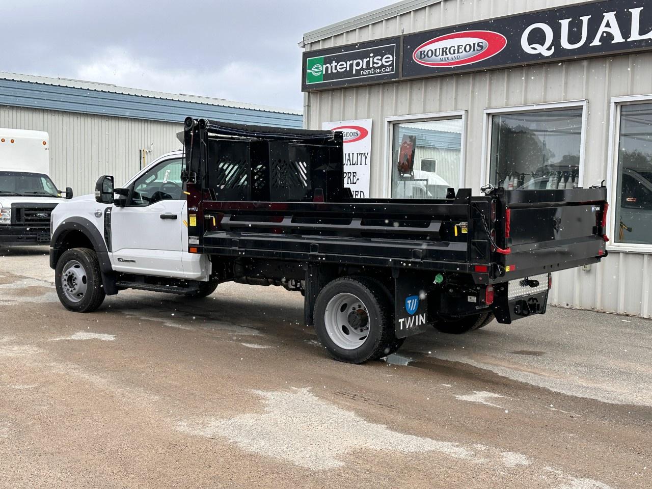 2026 Ford F-550 Super Duty DRW XL 4WD REG CAB 169" WB 84" CA Photo