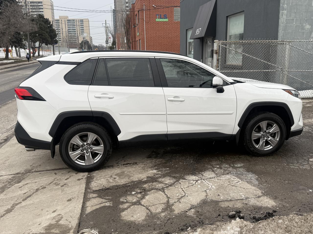 2023 Toyota RAV4 XLE Photo3