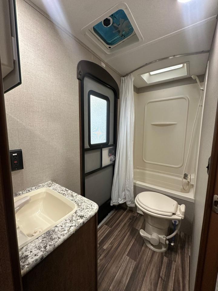 2017 Keystone RV Hideout 27BHSWE 