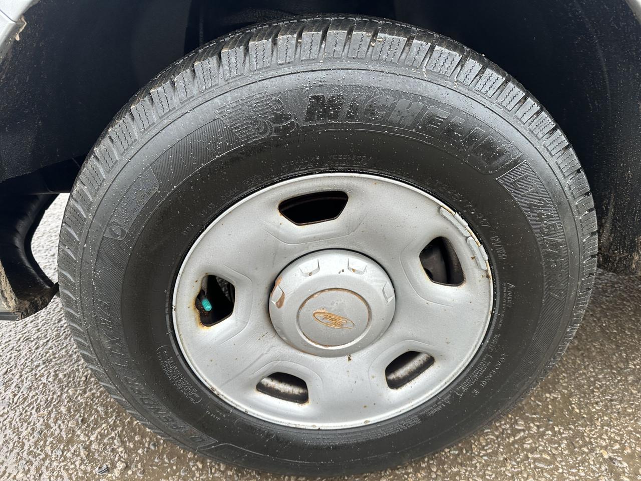 2009 Ford F-150 XL, LOW KMS, ONLY 87KMS, LONG BOX, SHORT CAB, CERT Photo