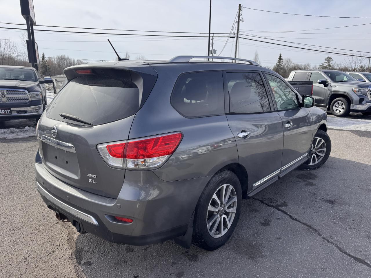 2015 Nissan Pathfinder SL Photo