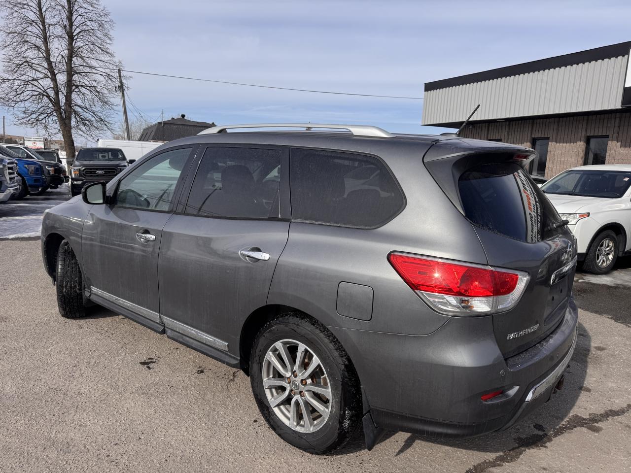 2015 Nissan Pathfinder SL Photo2