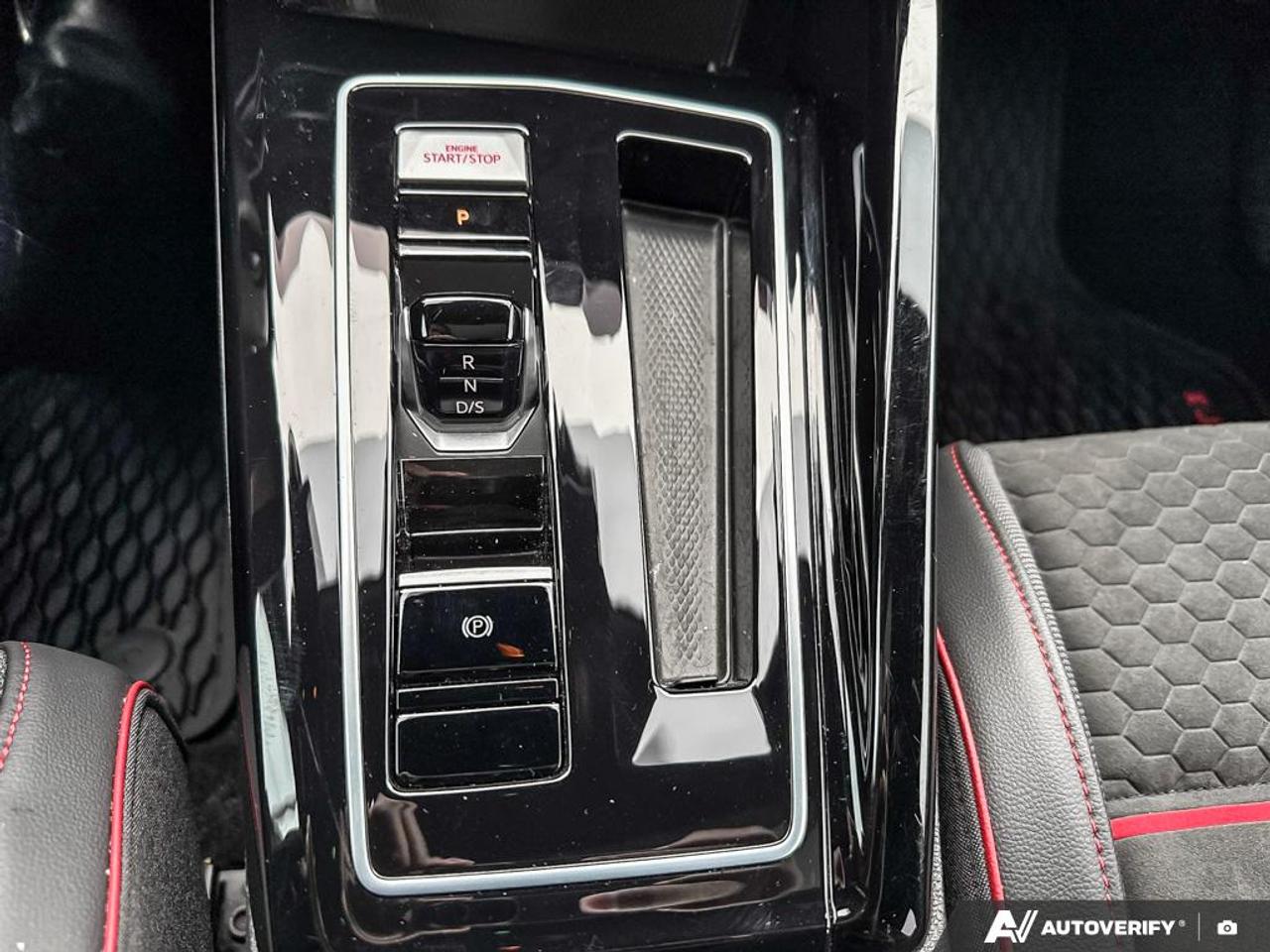 2025 Volkswagen Golf GTI / NO ACCIDENTS / NAV / LEATHER / 360 SENSORS Photo