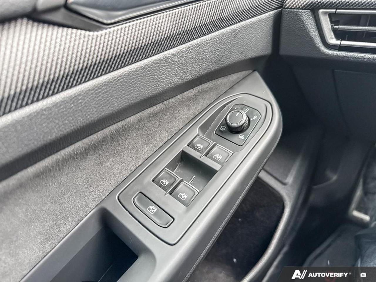 2025 Volkswagen Golf GTI / NO ACCIDENTS / NAV / LEATHER / 360 SENSORS Photo