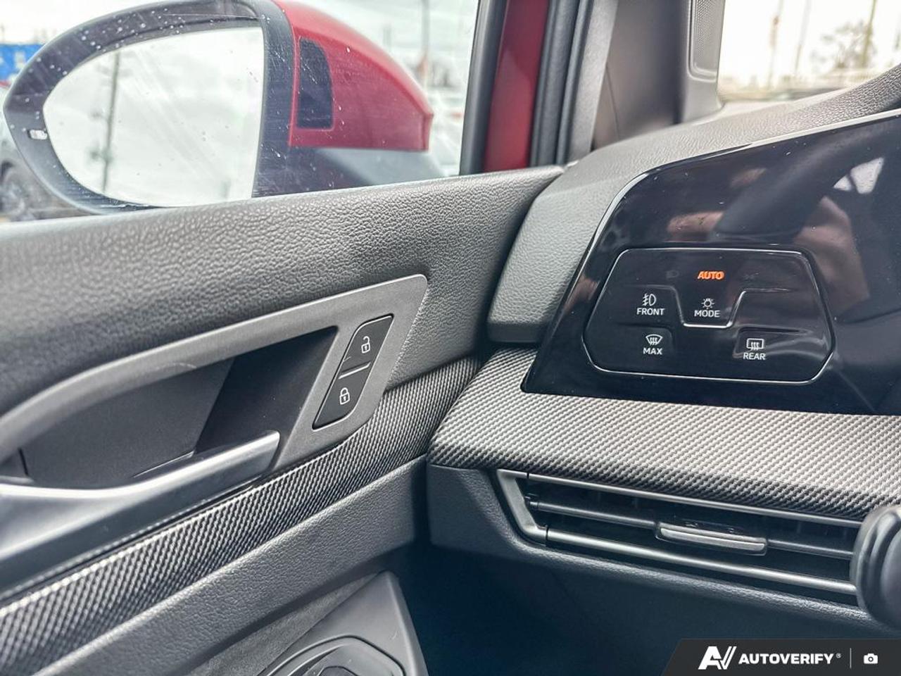 2025 Volkswagen Golf GTI / NO ACCIDENTS / NAV / LEATHER / 360 SENSORS Photo