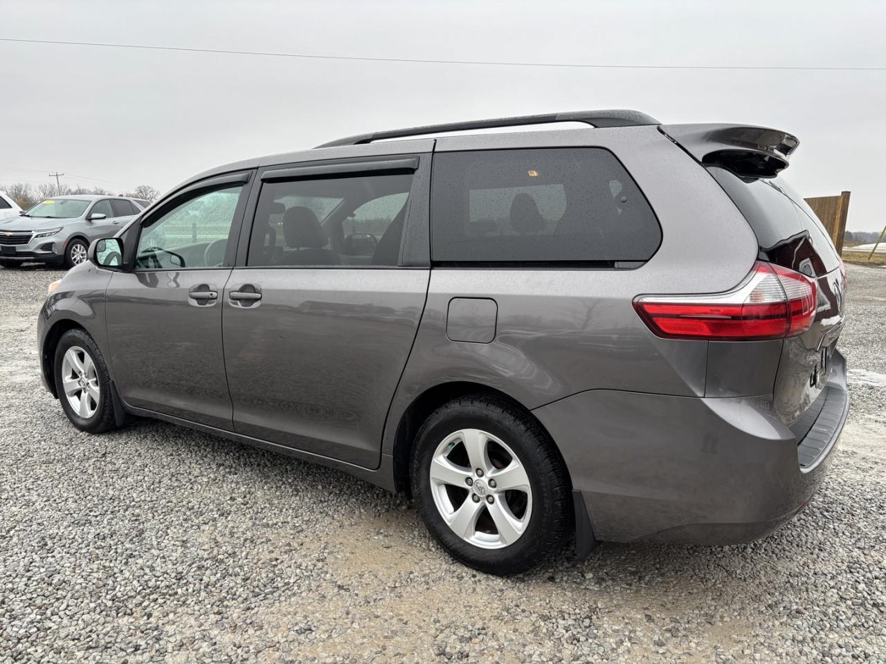 2016 Toyota Sienna LE Photo