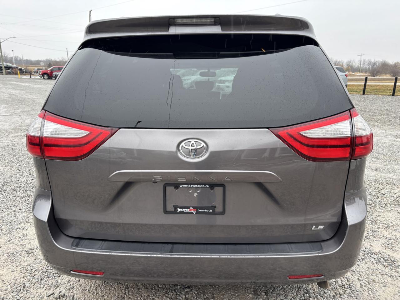 2016 Toyota Sienna LE Photo