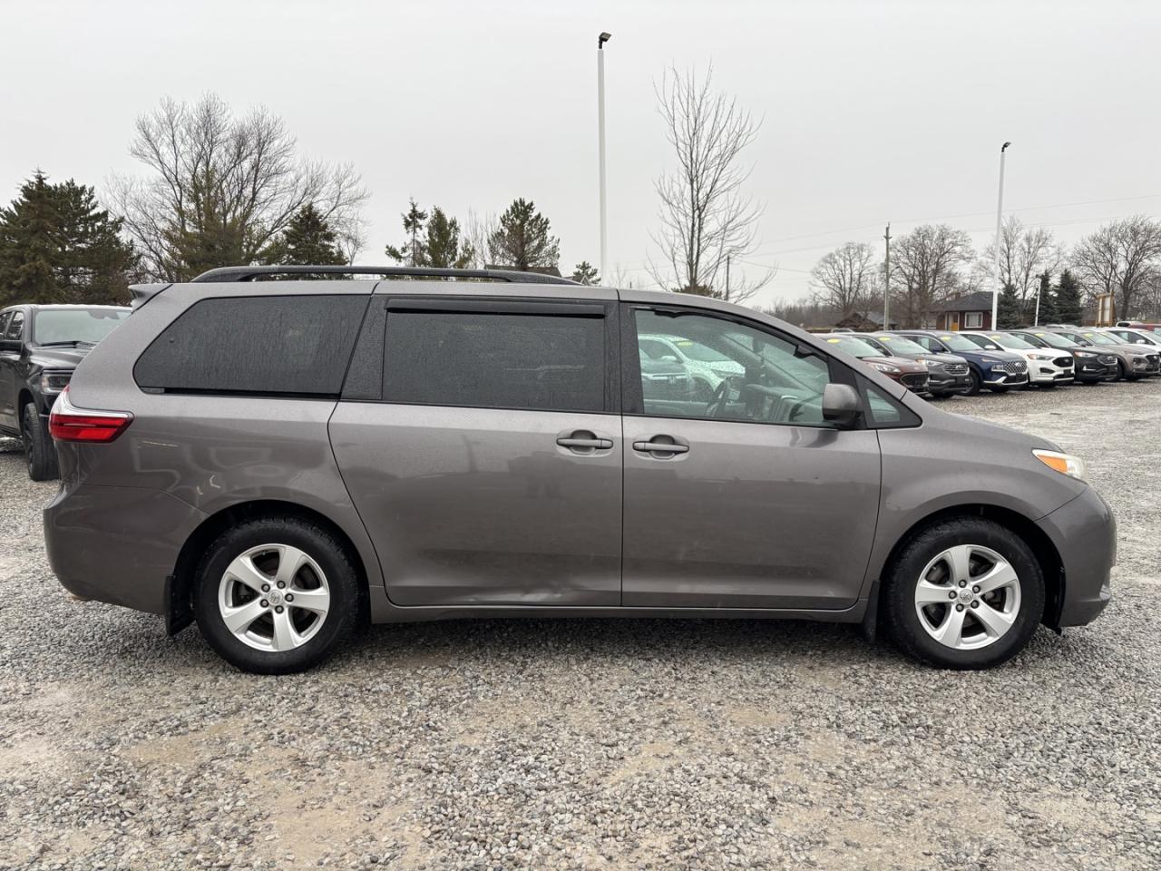 2016 Toyota Sienna LE Photo