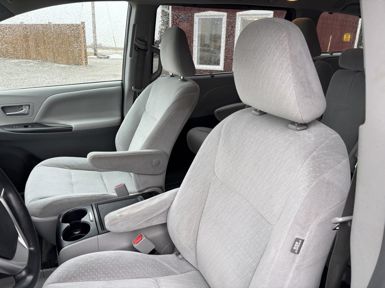 2016 Toyota Sienna LE Photo