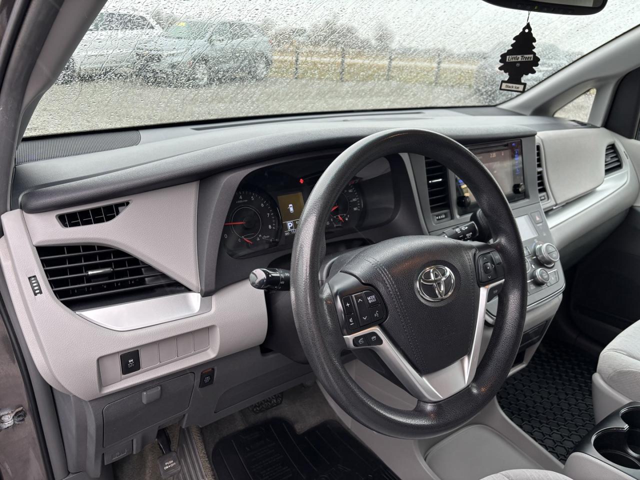 2016 Toyota Sienna LE Photo