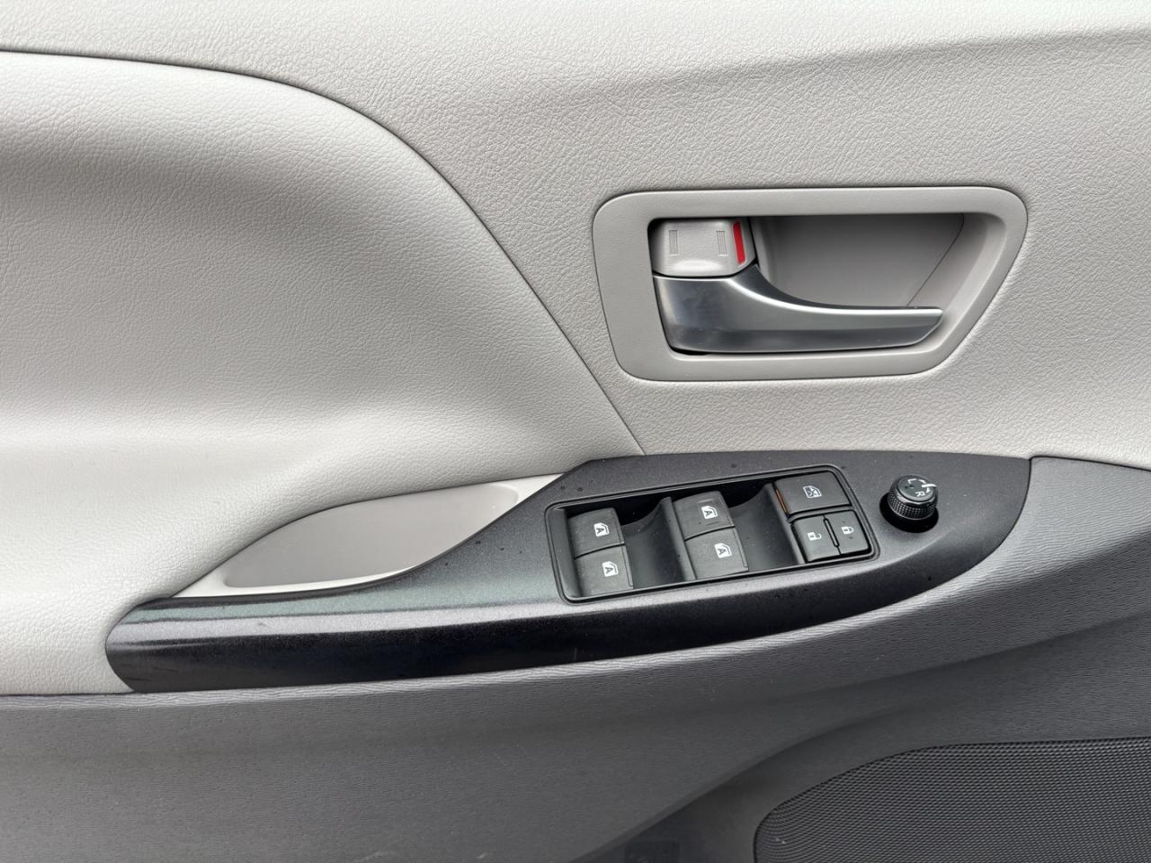 2016 Toyota Sienna LE Photo