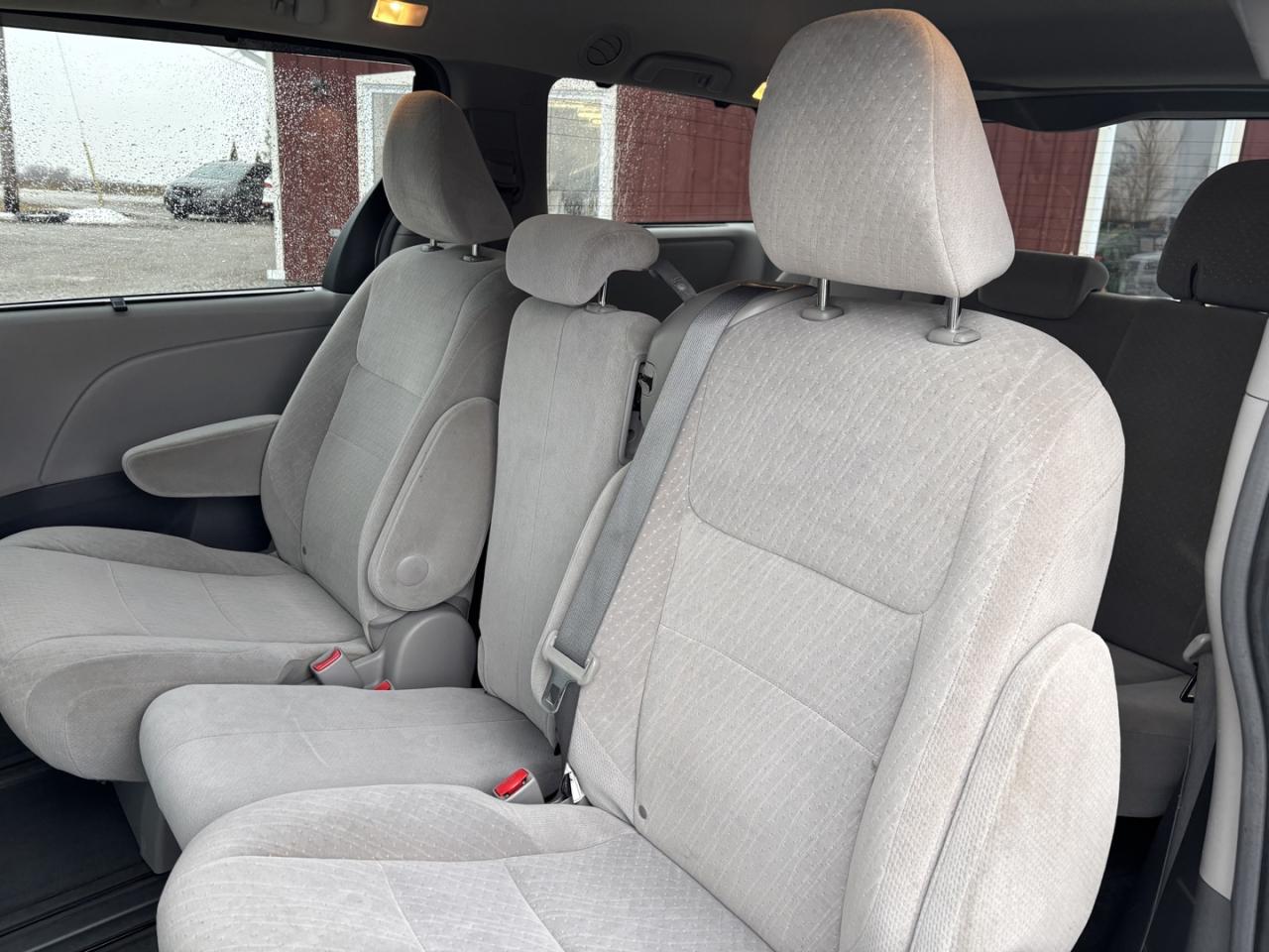 2016 Toyota Sienna LE Photo