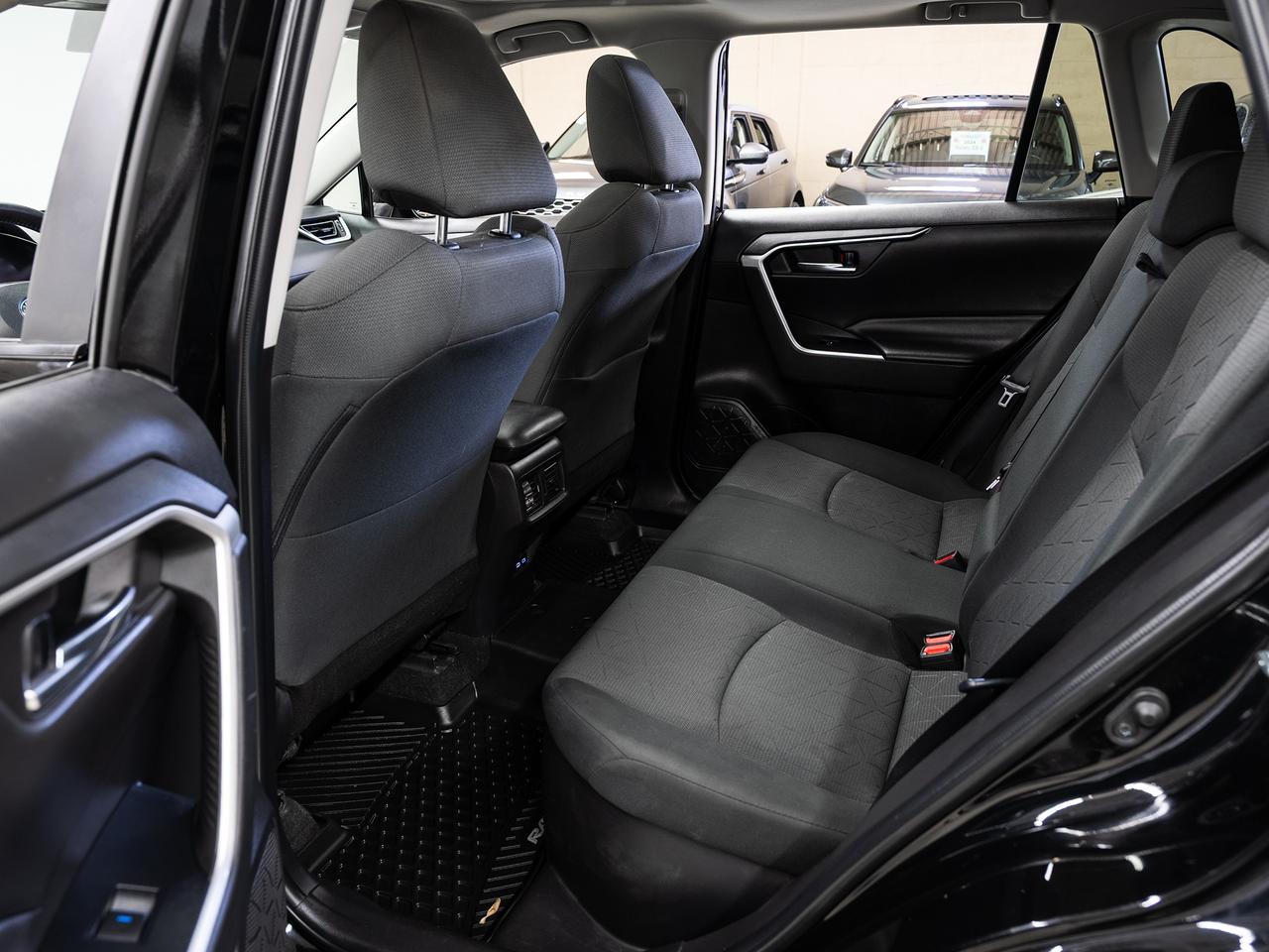 2022 Toyota RAV4 XLE HYBRID AWD | Sunroof | BSM | ACC | CarPlay