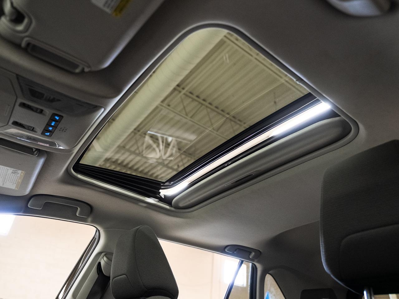 2022 Toyota RAV4 XLE HYBRID AWD | Sunroof | BSM | ACC | CarPlay
