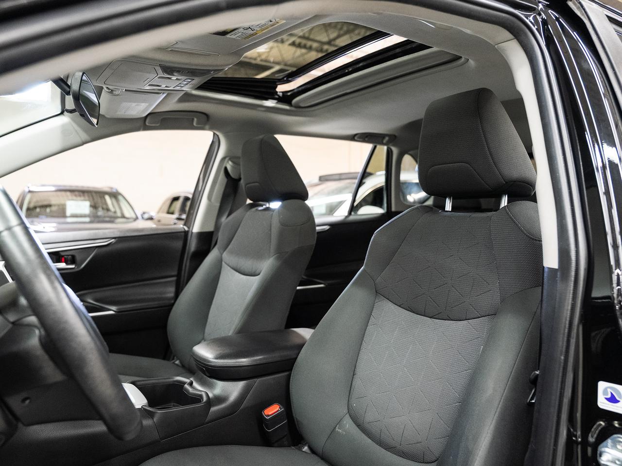 2022 Toyota RAV4 XLE HYBRID AWD | Sunroof | BSM | ACC | CarPlay