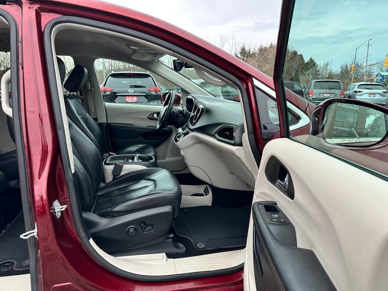 2017 Chrysler Pacifica Touring-L Plus Heated Leather 3Row NAV Bluetooth Photo