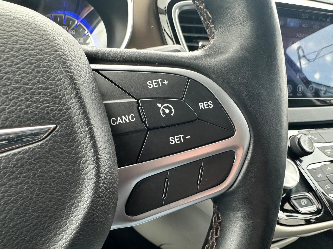 2017 Chrysler Pacifica Touring-L Plus Heated Leather 3Row NAV Bluetooth Photo