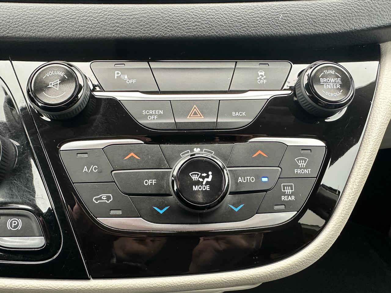 2017 Chrysler Pacifica Touring-L Plus Heated Leather 3Row NAV Bluetooth Photo