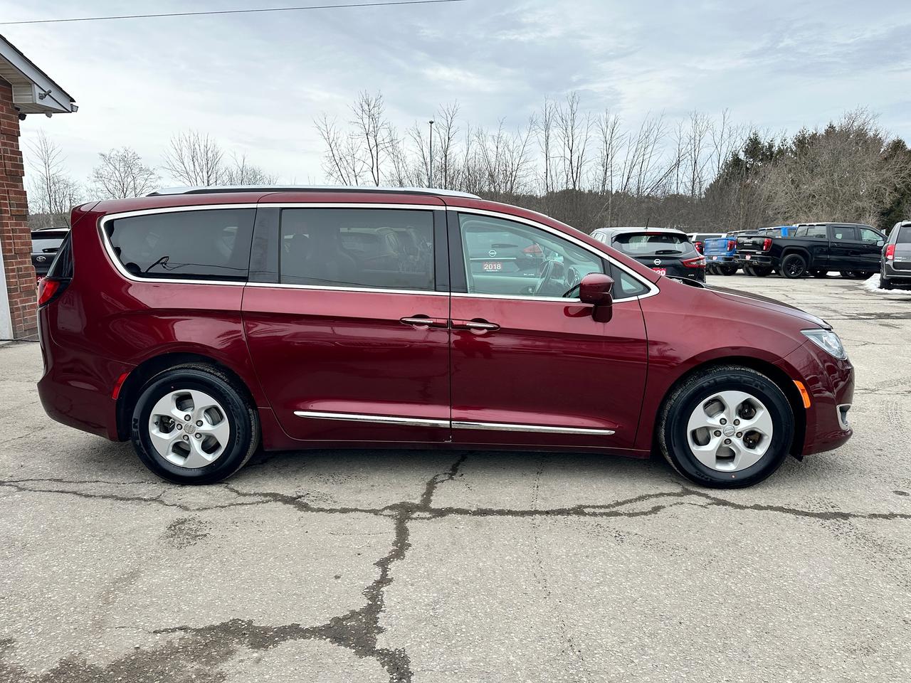 2017 Chrysler Pacifica Touring-L Plus Heated Leather 3Row NAV Bluetooth Photo4
