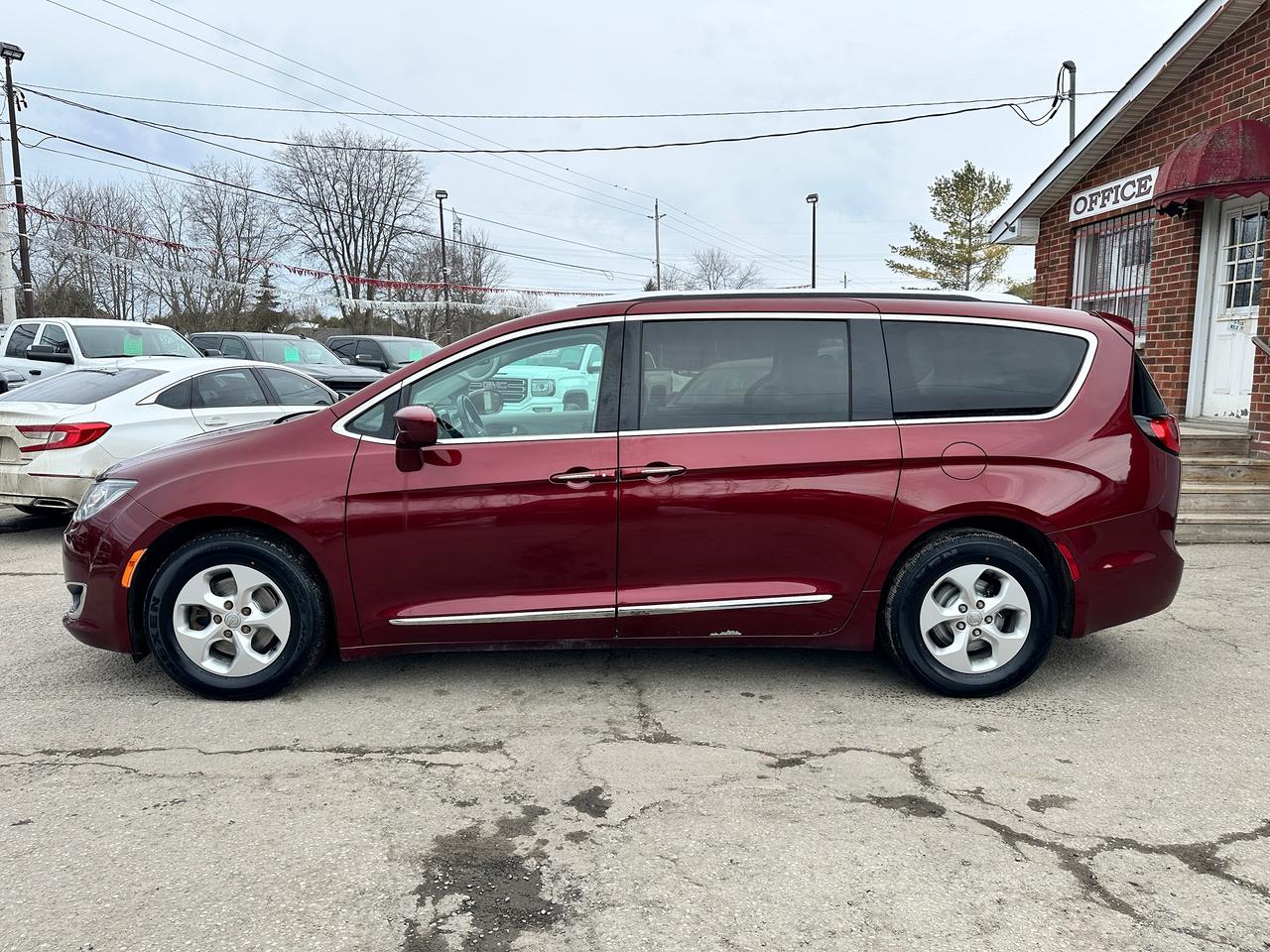 2017 Chrysler Pacifica Touring-L Plus Heated Leather 3Row NAV Bluetooth Photo2