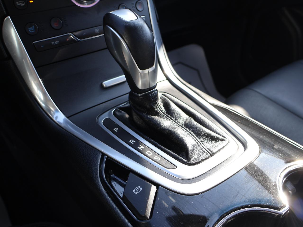 2018 Ford Edge V6 TITANIUM AWD CERTIFIED *FORD MAINTAIN* CAMERA NAV BLUETOOTH LEATHER HEATED SEATS PANO ROOF CRUISE ALLOYS Photo