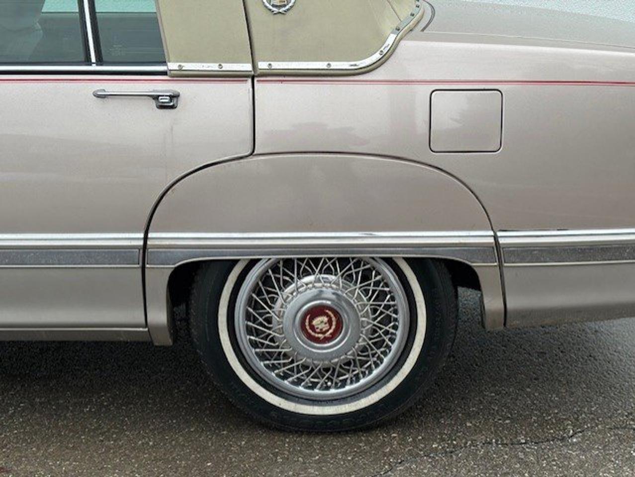 1991 Cadillac Fleetwood V8 **VINYL TOP-SENIOR DRIVEN-NO ACCIDENTS** Photo3